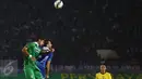 Bek Persebaya United, Otavio Dutra berebut bola atas dengan pemain Persib, Illia Spasojevic di lanjutan Grup A Piala Presiden 2015 di Stadion Si Jalak Harupat, Bandung, Minggu (6/9/2015). Persebaya kalah 0-2 dari Persib. (Liputan6.com/Helmi Fithriansyah)