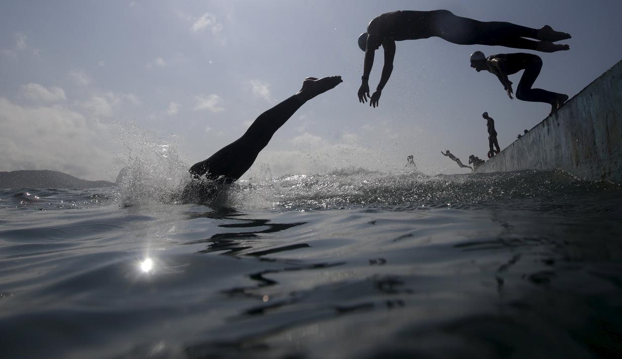 Perenang melompat ke air dalam lomba renang maraton internasiona di pantai Copacabana, Rio de Janeiro, Brazil. (Reuters/Ricardo Moraes)
