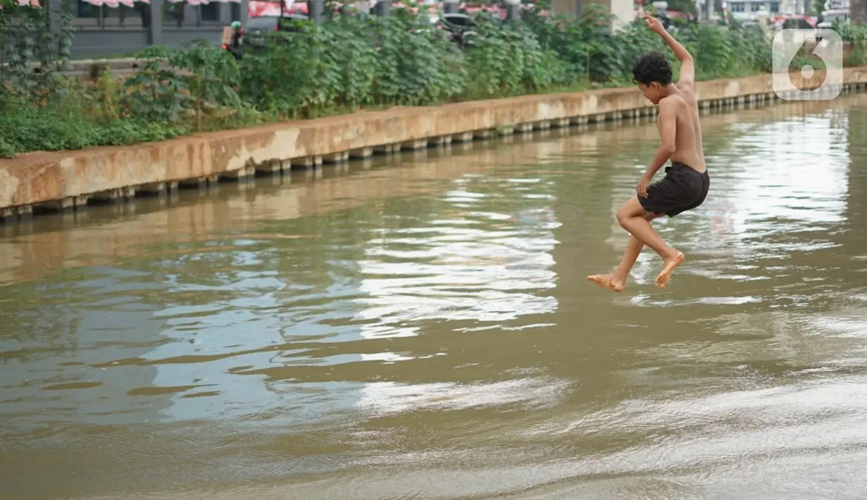 Seorang anak berenang di aliran Sungai Kalimalang, Jakarta, Selasa (18/8/2020). Keterbatasan ekonomi menyebabkan anak-anak tersebut memanfaatkan Sungai Kalimalang sebagai tempat berenang, meskipun berbahaya bagi keselamatan dan kesehatan mereka. (Liputan6.com/Immanuel Antonius)