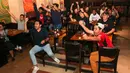 Pendukung Manchester United merayakan gol yang dicetak oleh Alejandro Garnacho ke gawang West Ham saat acara Roaring Night yang berlangsung di Fomo Bar, Melawai, Jakarta, Minggu (04/02/2024) malam WIB. (Bola.com/Bagaskara Lazuardi)