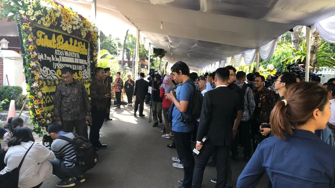 Suasana duka di rumah Presiden ketiga RI BJ Habibie di Patra Kuningan, Jakarta Selatan