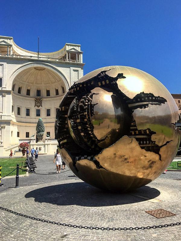 Sphere Within a Sphere oleh Arnaldo Pomodoro di Vatican Museum (Sumber: Instagram/allegra_guastella)