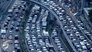 Jelang libur panjang yang jatuh pada tanggal 5 dan 6 Mei, ribuan kendaraan terjebak macet di Tol Dalam Kota arah Tol Cikampek, Jakarta, Rabu (4/5). Foto diambil pada sore hari sekitar pukul 5. (Liputan6.com/Gempur M Surya)