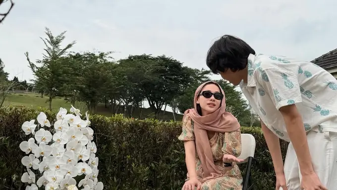 Potret Bare Face Bunga Citra Lestari Ziarah ke Makam Ashraf Jelang Puasa Ramadan, Kenakan Dress Floral dan Sandal Hermes