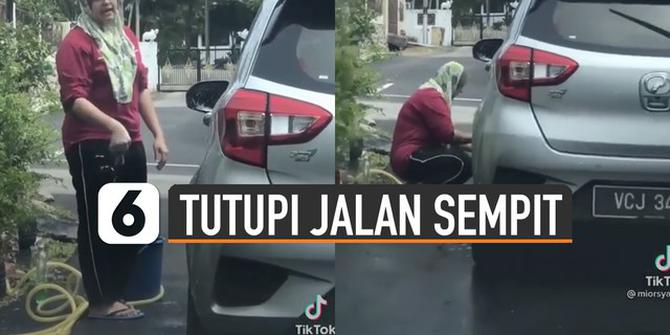 VIDEO: Duh, Wanita Ini Tutupi Jalan Sempit Untuk Cuci Mobil