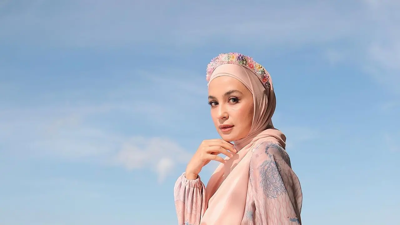 6 Rekomendasi Outfit Hijab Anti Gerah untuk ke Pantai dari Sashfir, Shireen Sungkar, hingga Irish Bella