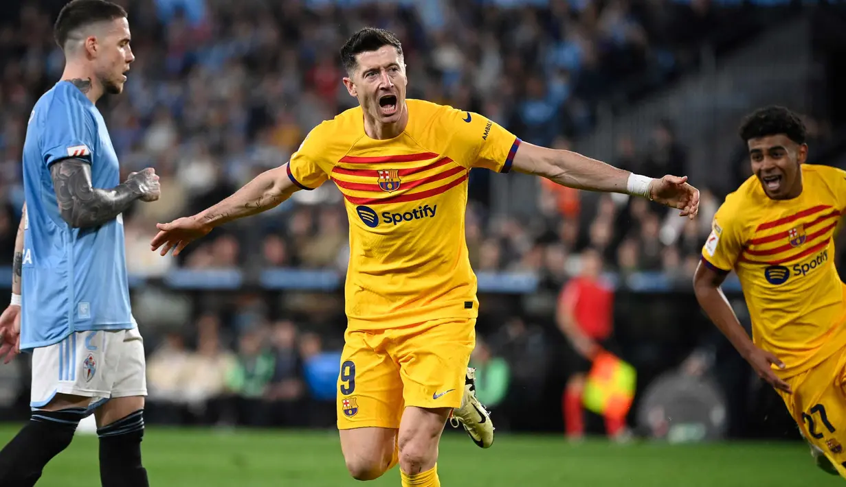 Penyerang Barcelona, Robert Lewandowski merayakan gol pertama timnya saat pertandingan sepak bola Liga Spanyol melawan RC Celta de Vigo di Stadion Balaidos, Vigo, 17 Februari 2024. (MIGUEL RIOPA/AFP)