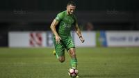 Striker Bhayangkara FC, Ilija Spasojevic, menggiring bola saat melawan Persipura pada laga Liga 1 Indonesia di Stadion Patriot, Bekasi, Sabtu (9/9/2017). Bhayangkara FC menang 2-1 atas Persipura. (Bola.com/Vitalis Yogi Trisna)