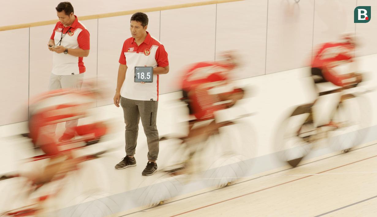 Sejumlah atlet balap sepeda saat menggelar latihan di Jakarta Internasional Velodrome, Jakarta, Selasa (31/7/2018). Menpora berharap para atlet dapat berprestasi di Asian Games 2018. (Bola.com/M Iqbal Ichsan)