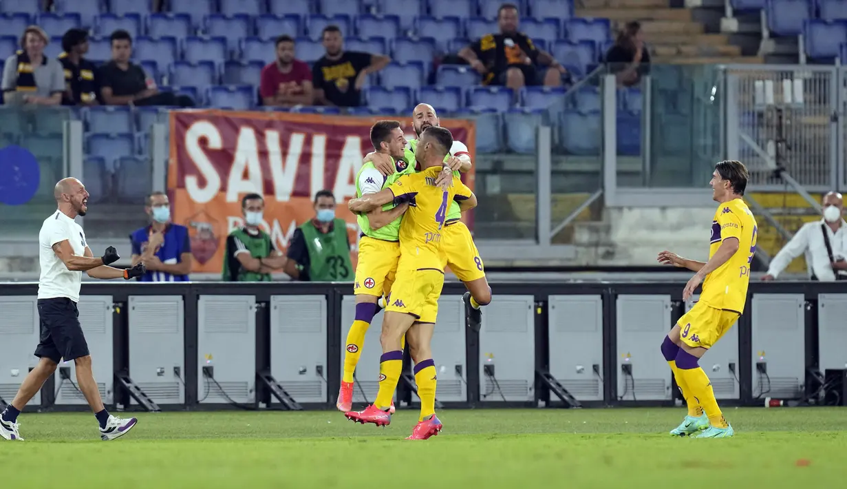 Pemain Fiorentina Nikola Milenkovic (tengah) merayakan setelah mencetak gol ke gawang AS Roma pada pertandingan Serie A di Stadion Olimpiade Roma, Italia, Minggu (22/8/2021). AS Roma menang dengan skor 3-1. (AP Photo/Gregorio Borgia)