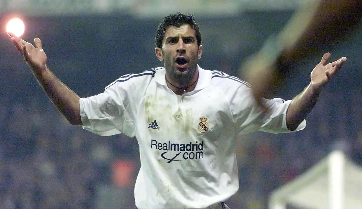 Luis Figo. Sayap kanan Portugal yang kini berusia 49 tahun dan telah pensiun pada Juli 2009 bersama Inter Milan ini pernah memperkuat Real Madrid selama 5 musim mulai 2000/2001 hingga 2004/2005. Ia didatangkan dari Barcelona pada awal musim 2000/2001 dengan nilai transfer 60 juta euro atau kini setara Rp934 miliar dan total tampil dalam 244 laga di semua ajang dengan torehan 57 gol dan 91 assist. Beberapa gelar bergengsi mampu diraih, di antaranya 2 gelar La Liga dan 1 trofi Liga Champions. (AFP/Christophe Simon)