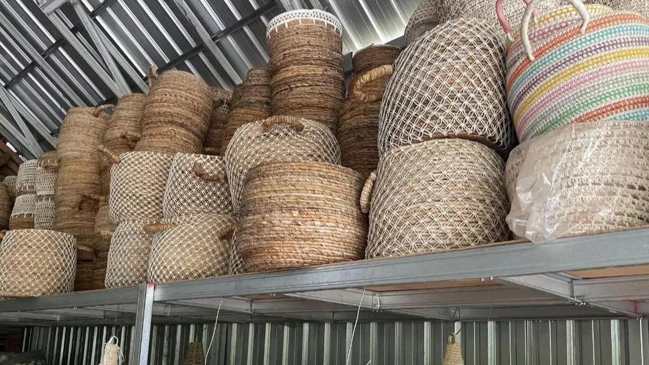 Walaupun sendiri dan jauh dari suami, Payem dengan gigih memulai merintis bisnis Rumah Kerajinan Yu Payem. Waktu itu Payem hanya memiliki modal pengalaman yang didapatnya dari kecil.