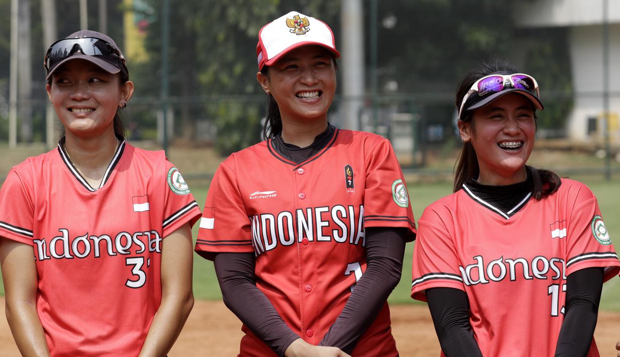 Para pemain Timnas Softball Putri indonesia tersenyum saat latihan di Lapangan Softball, GBK, Jakarta, Selasa (12/11). Sebanyak 17 atlet akan turun di SEA Games 2019 mendatang. (Bola.com/M Iqbal Ichsan)