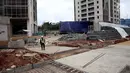 Suasana proyek Apartemen Pakubuwono Spring 3 di Jalan Teuku Cut Nyak Arief, Kebayoran Lama, jakarta Selatan, Rabu (27/12). Tiga orang tewas akibat robohnya bangunan Apartemen Pakubuwono Spring 3. (Liputan6.com/JohanTallo)