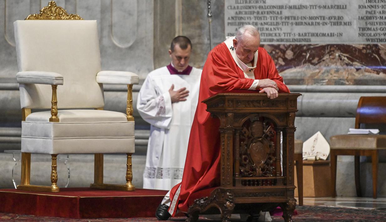 Paus Fransiskus saat memimpin Misa Minggu Palma di St. Peter's Basilica, Vatikan, Minggu (5/4/2020). Misa pembuka pekan suci jelang Hari Raya Paskah tersebut digelar tanpa jemaat untuk menghindari penyebaran virus corona COVID-19. (AP Photo/pool/Alberto Pizzoli)