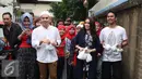 Vokalis Band Geisha Momo membagikan takjil ke pengendara yang melintas di kawasan Perdatam, Jakarta, Rabu (22/6). Memperingati bulan Ramadan Band Geisha dan Fansnya "My Geisha" membagi - bagi Takjil kepada pengendara. (Liputan6.com/Herman Zakharia)