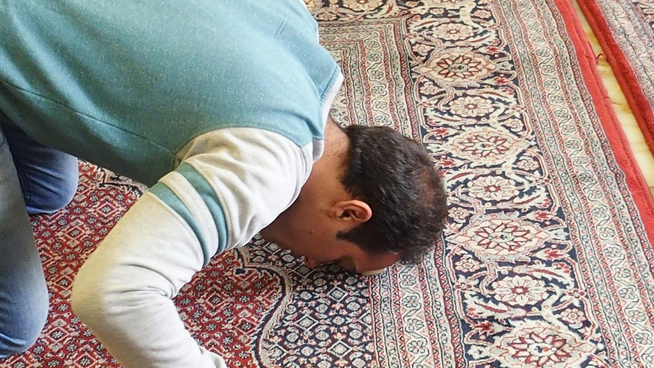 8 Keajaiban Sholat Hajat Sebelum Tidur, Membuka Pintu Rezeki