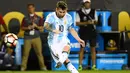 Penyerang Argentina, Lionel Messi saat melakukan tendangan bebas saat melawan Panama pada pertandingan Copa America Centenario grup D di Chicago, Amerika Srikat, (11/6). Argentina menang besar atas Panama 5-0. (Mike DiNovo-USA TODAY Sports)