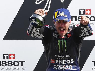 Pembalap MotoGP Maverick Vinales melakukan selebrasi usai memenangkan MotoGP Emilia Romagna 2020 di Sirkuit Misano, Misano Adriatico, Italia, Minggu (20/9/2020). Maverick Vinales keluar sebagai juara disusul Joan Mir dan Pol Espargaro. (AP Photo/Antonio Calanni)