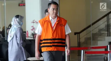 Anggota Komisi I DPR dari Fraksi Golkar, Fayakhun Andriadi usai menjalani pemeriksaan oleh penyidik di gedung KPK, Jakarta, Kamis (21/6). Fayakhun diperiksa sebagai tersangka kasus Bakamla anggaran tahun 2016 APBN-P. (Merdeka.com/Dwi Narwoko)