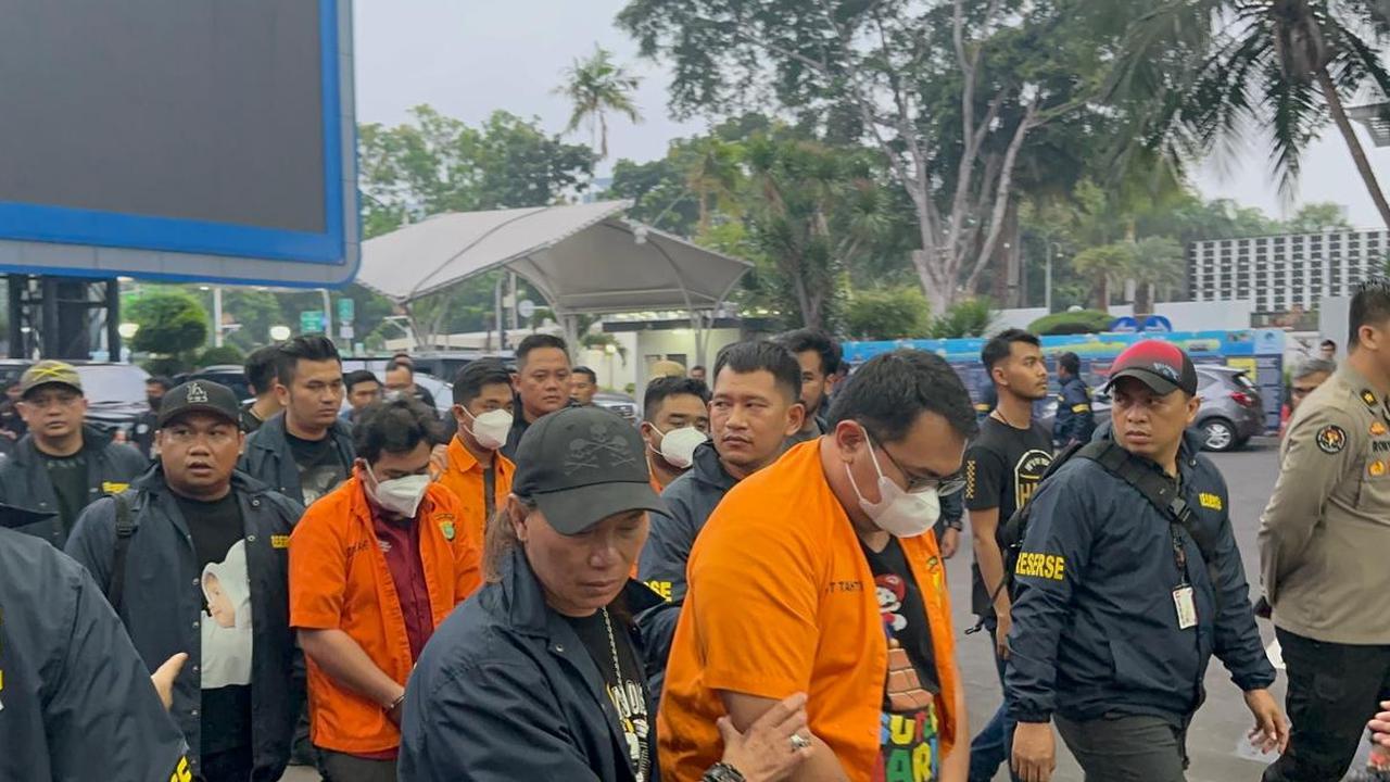 Potret Pegawai Komdigi Berbaju Tahanan Dikawal Jacklyn Chopper penggeledahan kasus judi online