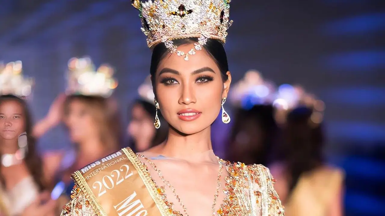 8 Potret Riskyana Hidayat Pakai Gaun Berlian di Malam Final, Raih Gelar Miss Aura International 2022