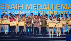 Kapolri Jenderal Listyo Sigit Prabowo memberikan apresiasi kepada seluruh atlet Polri yang meraih prestasi di SEA Games 2025 Thailand. (Bola.com/Dok.Istimewa).