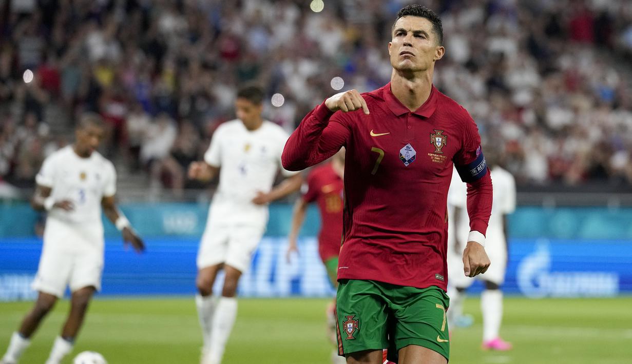 Keunggulan Prancis juga tak bertahan lama. Portugal untuk kedua kalinya mendapatkan hadiah pinalti ketika Kounde melakukan handball di kotak terlarang pada menit ke-58. Ronaldo kembali sukses sebagai eksekutor pinalti dengan arah yang sama dengan pinalti sebelumnya. (Foto: AFP/Pool/Darko Bandic)