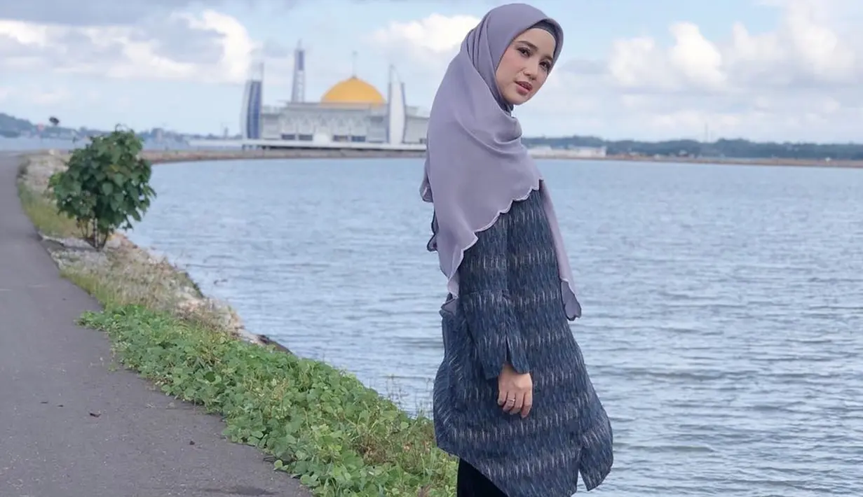 Meski sudah mengenakan hijab, bukan berarti Chacha tidak bisa tampil stylish dengan berbagai model busana. Salah satunya dengan blouse motif warna kalem. Ia juga memadukan dengan celana kulot panjang hitam. Gaya fashion ini cocok untuk kamu yang ingin tampil anggun.(Liputan6.com/IG/@chafrederica)