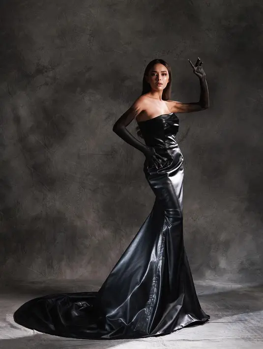 Amanda Mnaopo mengenakan gaun strapless lateks dengan rok panjang dan melingkar [@winstongomez]