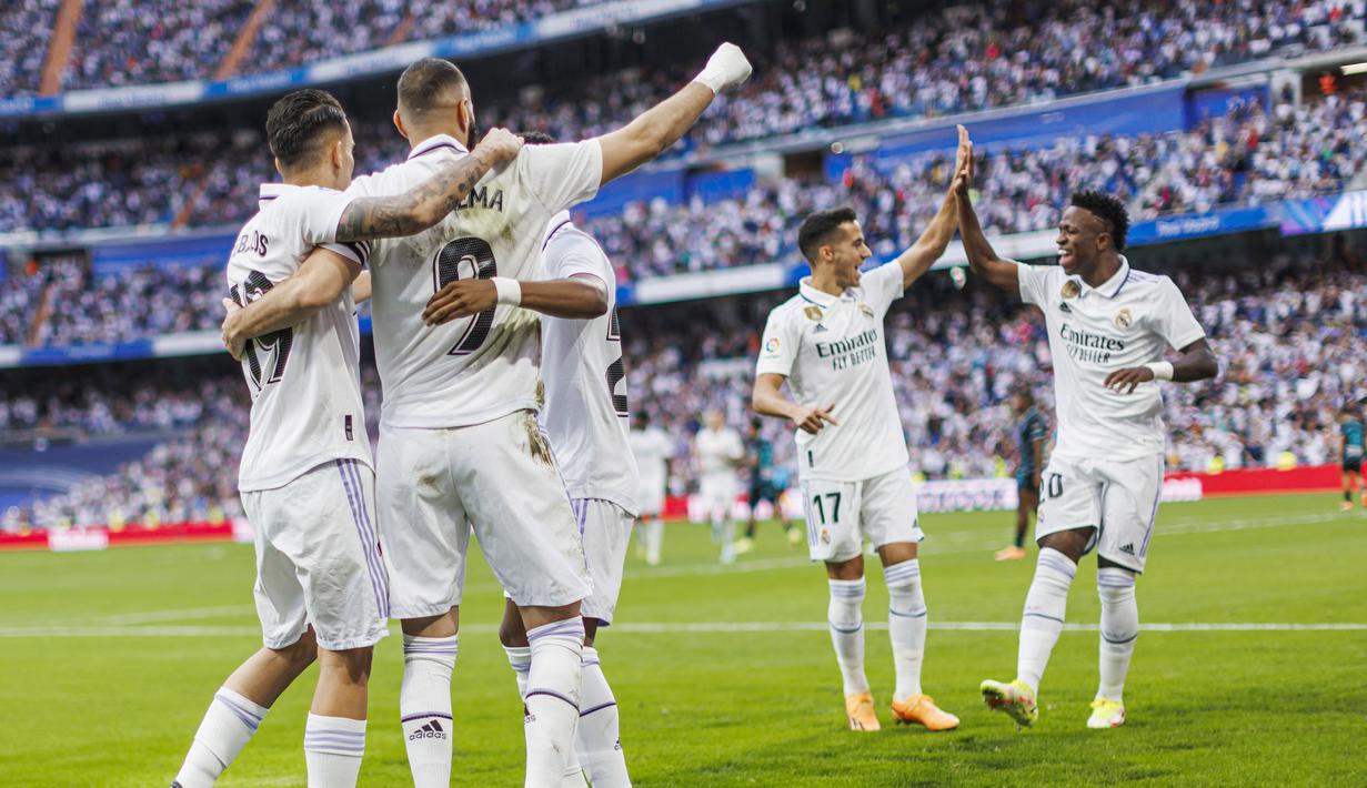 Pemain Real Madrid merayakan gol yang dicetak oleh Karim Benzema ke gawang Almeria pada laga Liga Spanyol di Stadion Santiago Bernabeu, Minggu (30/4/2023). Los Blancos menang 4-2 atas tim tamu. (AP Photo/Pablo Garcia)