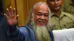 Pastor Teresito Suganob menyapa awak media saat konferensi pers di markas militer di Manila (18/9). Pastor Teresito 'Chito' Soganub sebelumnya disandera selama hampir empat bulan oleh kelompok pemberontak Maute di Marawi. (AFP Photo/Ted Aljibe)