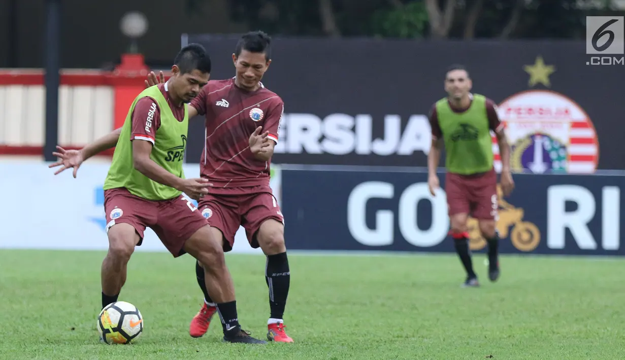 Pemain Persija, Bambang Pamungkas (kiri) berebut bola dengan Ismed Sofyan saat latihan resmi jelang laga lanjutan Go-Jek Liga 1 Indonesia 2018 bersama Bukalapak melawan Persib di Lapangan PTIK, Jakarta, Jumat (29/6). (Liputan6.com/Helmi Fithriansyah)