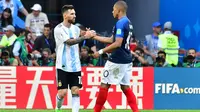 Lionel Messi dan Kylian Mbappe bertemu di Piala Dunia 2018. (AFP/Luis Acosta)