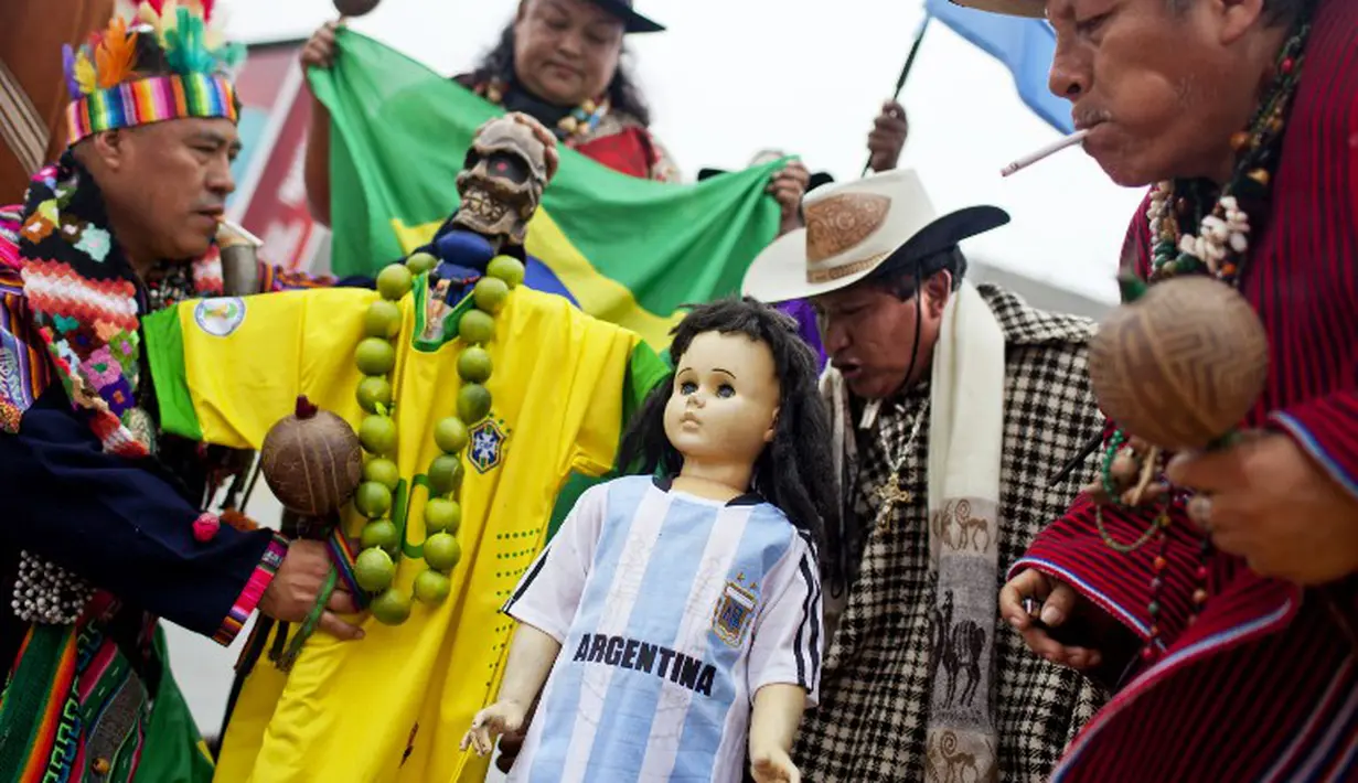 Beberapa cenayang Peru berkumpul melakukan ritual untuk laga final Piala Dunia 2014 (AFP PHOTO/ERNESTO Benavides)