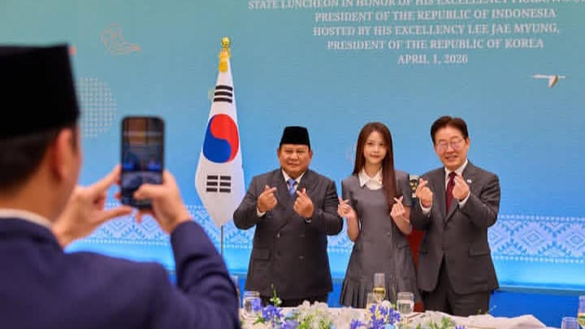 Gaya Preppy Carmen H2H Saat Pose Hati Bareng Prabowo dan Presiden Korea Selatan