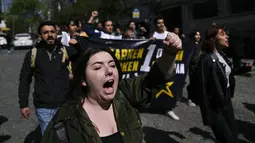 Para pengunjuk rasa meneriakkan slogan-slogan saat mereka berdemonstrasi, pada hari Buruh di Istanbul, Turki, Senin (1/5/2023). Seperti tahun-tahun sebelumnya, polisi di Turki mencegah sekelompok demonstran mencapai alun-alun utama Istanbul, Taksim, dan menahan sekitar selusin pengunjuk rasa, demikian laporan televisi independen Sozcu. Para jurnalis yang mencoba merekam para demonstran yang dipaksa masuk ke dalam mobil van polisi, juga didorong mundur atau ditahan. (AP Photo/Khalil Hamra)