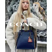 Koleksi busana dan aksesori liburan. (Foto: Dok. Coach)