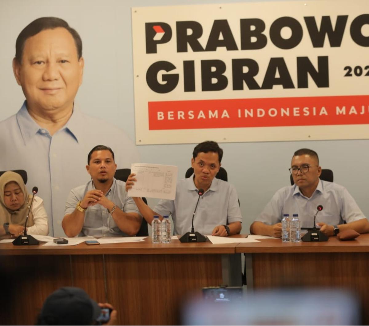 Wakil Ketua TKN Prabowo-Gibran, Habiburokhman didampingi Tim Advokasi TKN Prabowo-Gibran Ali Lubis dan Wakil Komandan Alpha TKN Prabowo-Gibran, Fritz Siregar saat menggelar konferensi pers di Media Center, Minggu (21/1/2024).