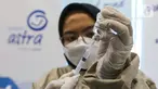 Petugas medis menyiapkan vaksin pada acara Vaksinasi Merdeka Booster di Grha Asuransi Astra, Jakarta Sabtu (23/04/2022). Asuransi Astra bekerja sama dengan Ditbinmas Polda Metro Jaya mendukung percepatan vaksinasi booster dengan menyediakan 500 vaksin booster untuk karyawan, keluarga karyawan, hingga masyarakat umum  yang akan mudik lebaran. (Liputan6.com/Fery Pradolo)