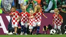Anak-anak pemain Kroasia bermain bola di akhir laga semifinal Piala Dunia 2018 antara Kroasia dan Inggris di Stadion Luzhniki, Moskow, Rusia, Rabu (11/7). Kroasia lolos ke final usai menundukkan Inggris. (Kirill KUDRYAVTSEV/AFP)