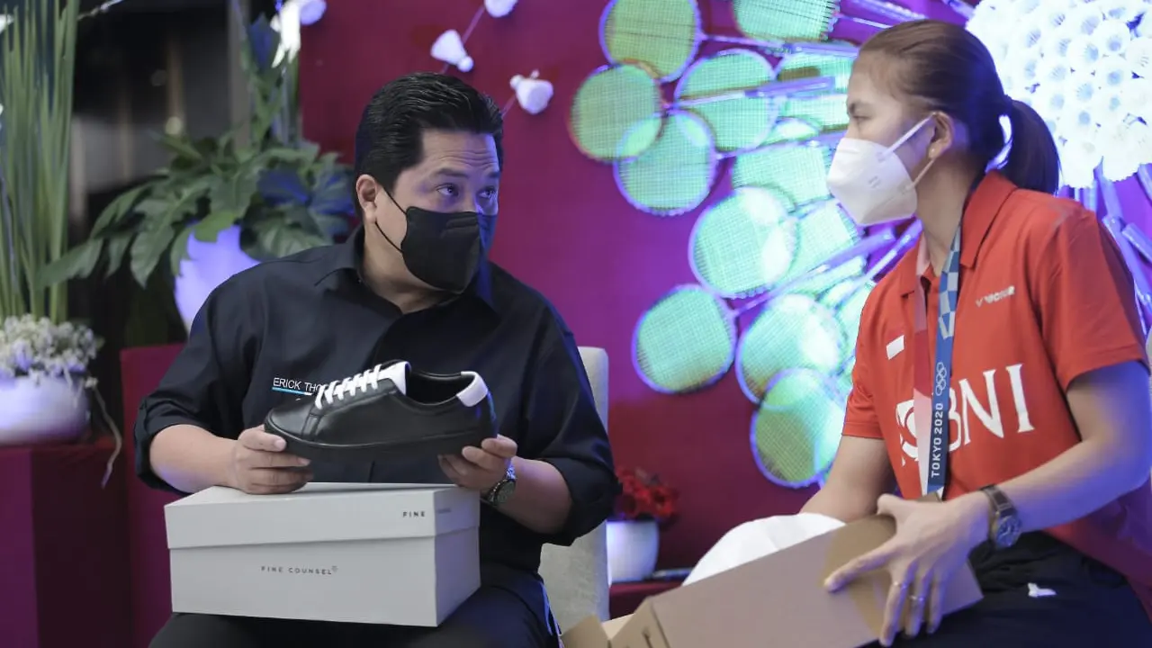 Erick Thohir menggukan sepatu Fine Counsel buatan Greysia Polii