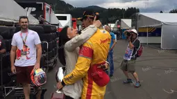 Pebalap Campos Racing asal Indonesia, Sean Gelael, menangis haru dalam pelukan sang ibu, Rini S. Bono, seusai finis posisi kedua feature race GP2 Austria di Sirkuit Red Bull Ring, Austra, Sabtu (2/7/2016). (Bola.com/Reza Khomaini)