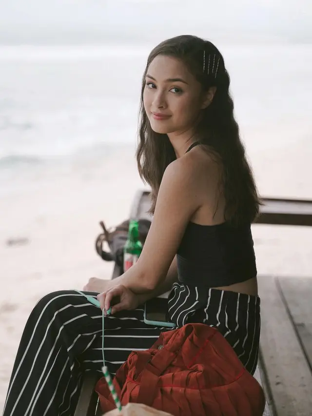 8 Potret Gaya Midriff ala Caitlin Halderman, Pemeran Surat Cinta untuk Starla The Series