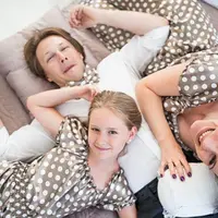 ilustrasi sebuah keluarga memakai motif polkadot. (iStockphoto)