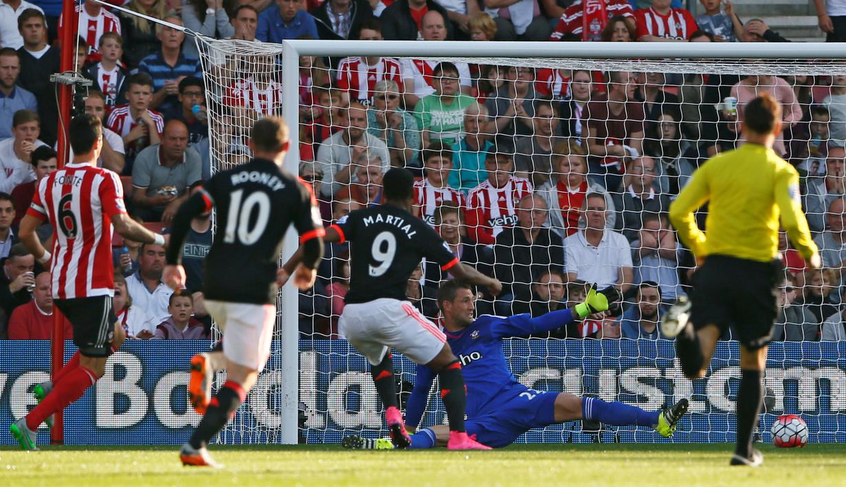 Pemain Manchester United, Anthony Martial, mencetak gol kedua ke gawang Southampton dalam lanjutan Liga Premier Inggris di Stadion St. Mary, Southampton, Minggu (20/9/2015). (Reuters/Stefan Wermuth)