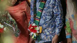 Wakil Presiden Jusuf Kalla didampingi istrinya Mufidah menghadiri malam silaturahmi dengan warga Bone, Makassar, Sabtu (6/5/2015). JK disambut dengan tarian adat Bugis saat tiba di tempat acara. (Liputan6.com/Faizal Fanani)