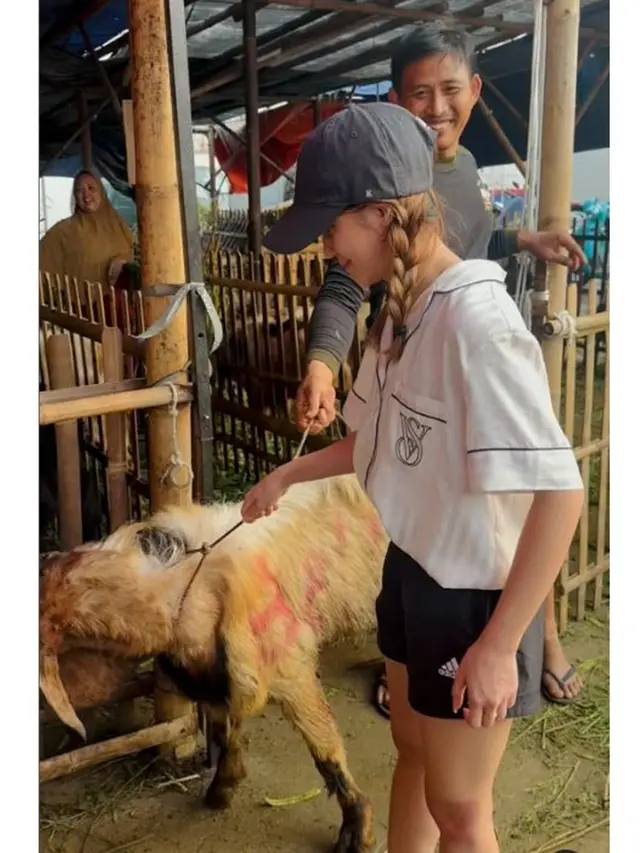 8 Potret Artis Bareng Hewan Kurbannya Sebelum Disembelih, Kambing hingga Sapi Jumbo
