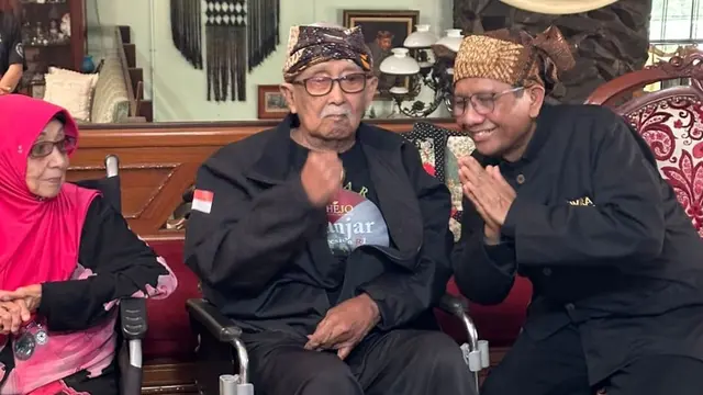 Calon wakil presiden nomor urut 3, Mahfud MD mengunjungi kediaman Gubernur Jawa Barat tahun 1970-1975, Solihin GP di Bandung, Minggu (10/12/2023) (Istimewa)