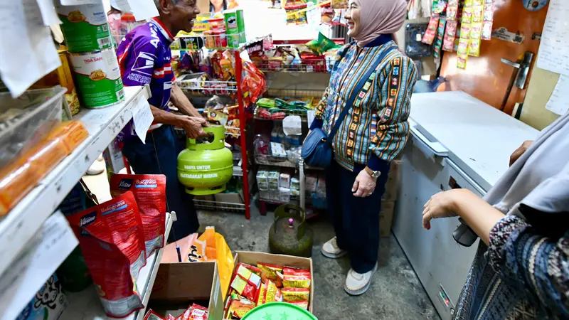 Direktur Utama Pertamina Nicke Widyawati turun langsung mengecek ketersediaan elpiji 3 kg di kota Surakarta, Jumat, 6 September 2024. Begitu tiba di Bandara Adi Soemarmo, Boyolali, Nicke langsung mendatangi sejumlah toko kelontong di Kecamatan Laweyan, Su